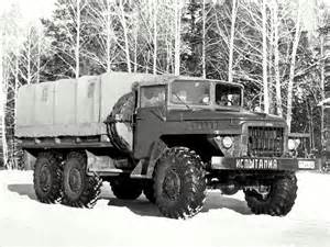Держатель запасного колеса автомобиля Урал-375Д (Рис. 79) для УРАЛ-375