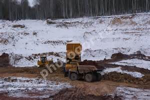 Педаль привода подачи топлива и ее установка на самосвале БелАЗ-7547 в Беларуси